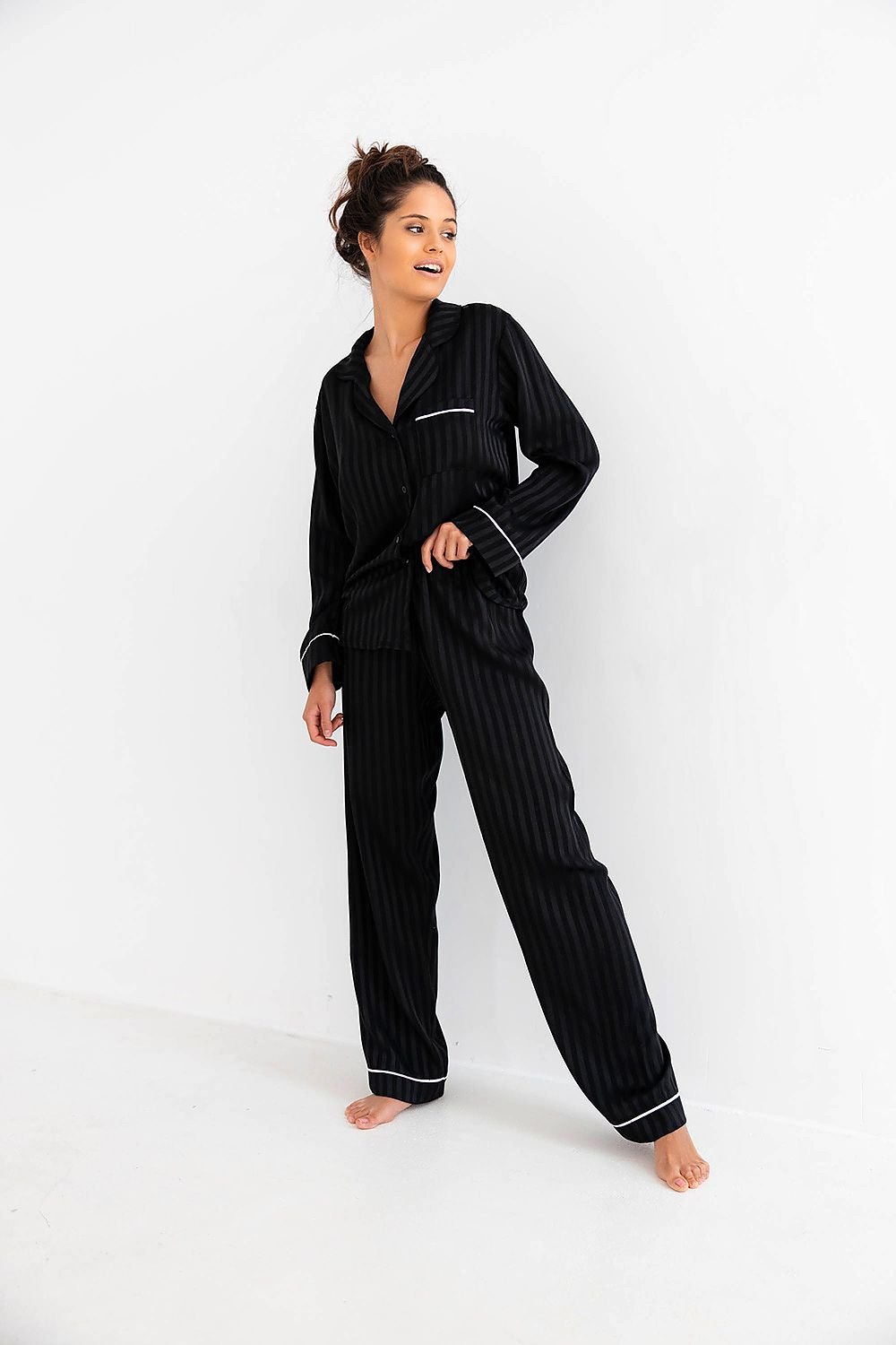 Pyjama set - M&H FashionPyjama setM&H FashionM&H Fashion175873_10396665902921431213LPyjama SensisM&H FashionM&H FashionFeminine and elegant Evita pajamas made of high quality striped satin fabric. The set consists of a button-down blouse , and long pants. The long-sleeved blouse is dPyjama set