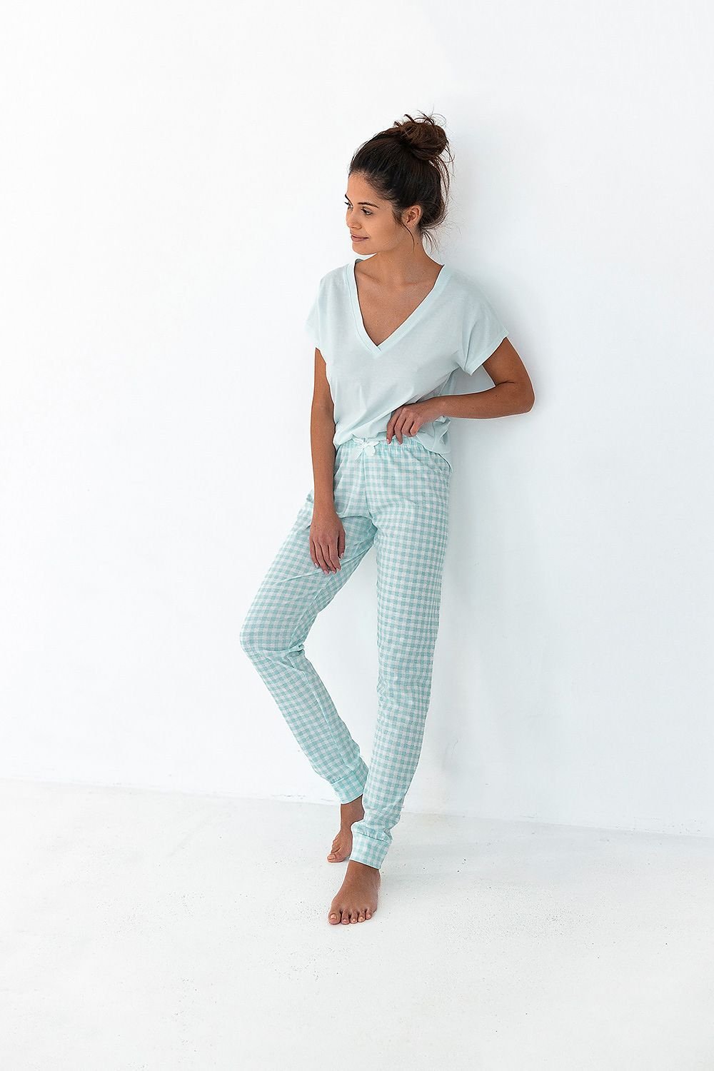 Pyjama - M&H FashionPyjamaM&H FashionM&H Fashion179542_10583495902921434368LPyjama SensisM&H FashionM&H FashionWomen's pajamas made of high quality fine cotton. T-shirt with short sleeves. For the set long pants. The set perfectly enhances the shapes. Pants finished with a wePyjama
